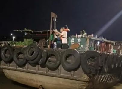 船舶被漁網(wǎng)鋼絲所糾纏，隊(duì)員用手拉倒鏈借力拉鋼絲繩